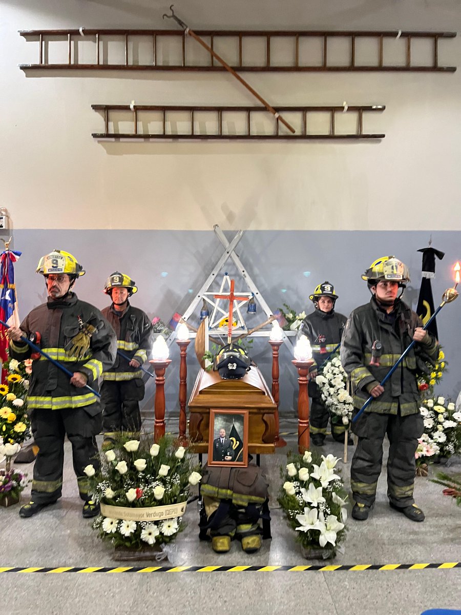 Novena Zapadores Freire-Grecia (@novenacbv) on Twitter photo DUELO 🕊| Esta noche nuestra compañía acompañó a la Segunda Compañía Bomberos Quillota (<a href="/SegundaQuillota/">Segunda Quillota</a>) en la guardia de honor del voluntario Fernando Sotomayor, que el día de hoy ha partido al cuartel celestial. DUELO 🕊| Esta noche nuestra compañía acompañó a la Segunda Compañía Bomberos Quillota (<a href="/SegundaQuillota/">Segunda Quillota</a>) en la guardia de honor del voluntario Fernando Sotomayor, que el día de hoy ha partido al cuartel celestial.