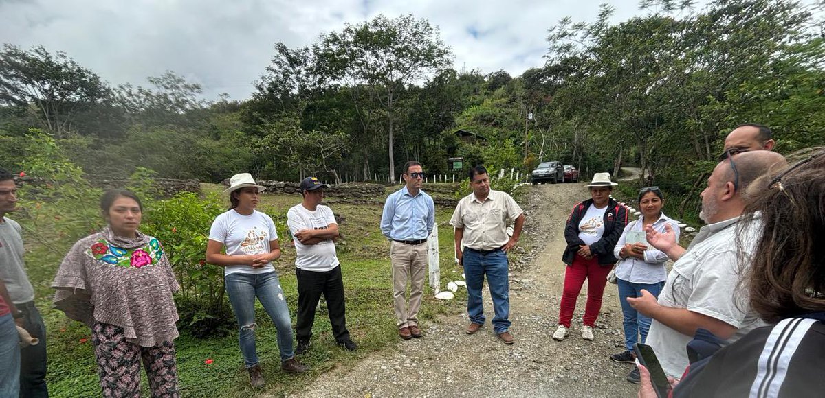 Junto a José María Medina, jefe de cooperación de la Delegación de la Unión Europea 🇪🇺 en Ecuador, visitamos el vestigio arqueológico del cacao en Palanda, un lugar histórico donde se utilizó el cacao por primera vez en América hace 6 mil años. 🍫✨ #HistoriaDelCacao #Palanda