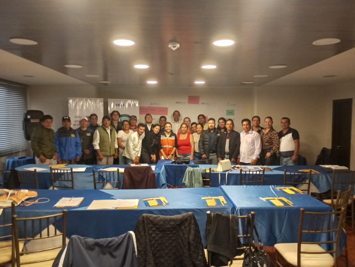 ciifen's tweet photo. ¡Avanzamos en #Volunclima! Nuevos voluntarios de Loja y alrededores se capacitaron en temas de cambio climático, desastres y monitoreo de sequías. Ahora, con sus pluviómetros y la app móvil, están listos para el seguimiento climático. https://t.co/8OfmYMQkfV