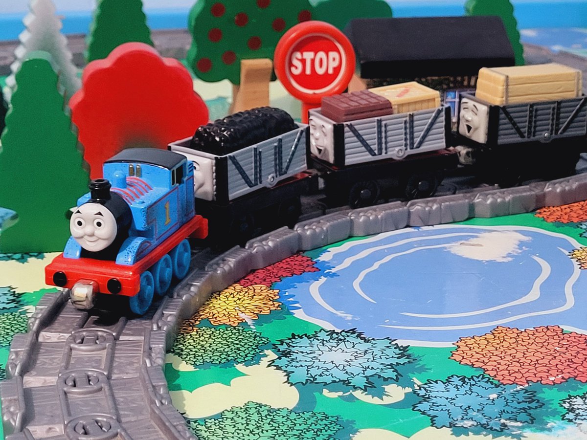 AlanAle62407097's tweet photo. Bendable Railroad 🚂🚃🚃 https://t.co/4fxC6KL5J3