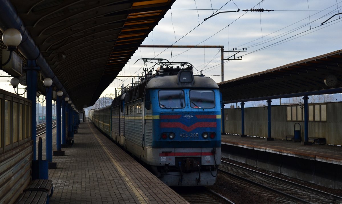 UraSlusar's tweet photo. Недавно в архівав найшов вже історичне фото. Електровоз ЧС4-205 з пасажирським потягом №342/341 Кишинів - Москва, проїжджа платформу Лівий Берег (нині Березняки). Київ. 3.01.2017

#укрзалізниця #електровоз #чс4 #чс4квр #ChS4 #Skoda52E #Trainspotter #Railfan #RailwayPhotography https://t.co/7ppuapCPFO