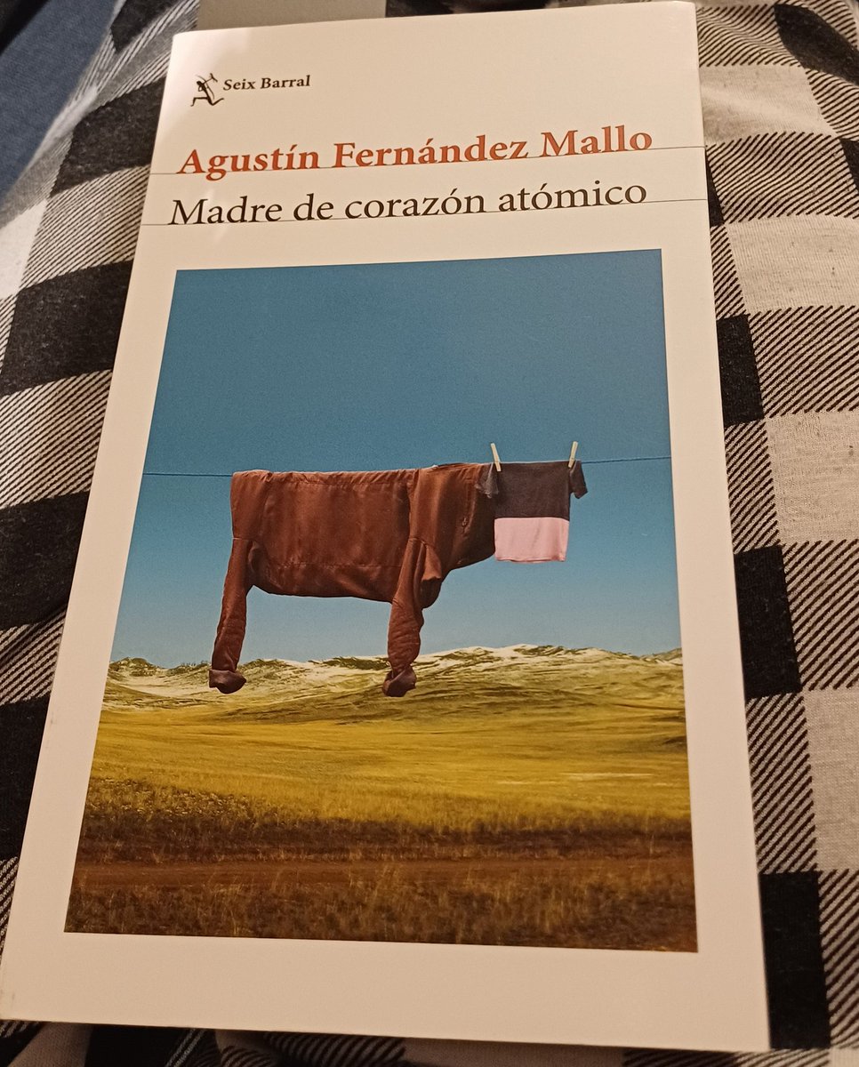tonipozosanchez's tweet photo. Fue un flechazo:  ver el título floydiano y la vaca pseudofloyidiana junto al nombre de @FdezMallo, el escritor en castellano más interesante y sugestivo, y traerlo para casa. Salivando me hallo. https://t.co/PPLVJKHSVh