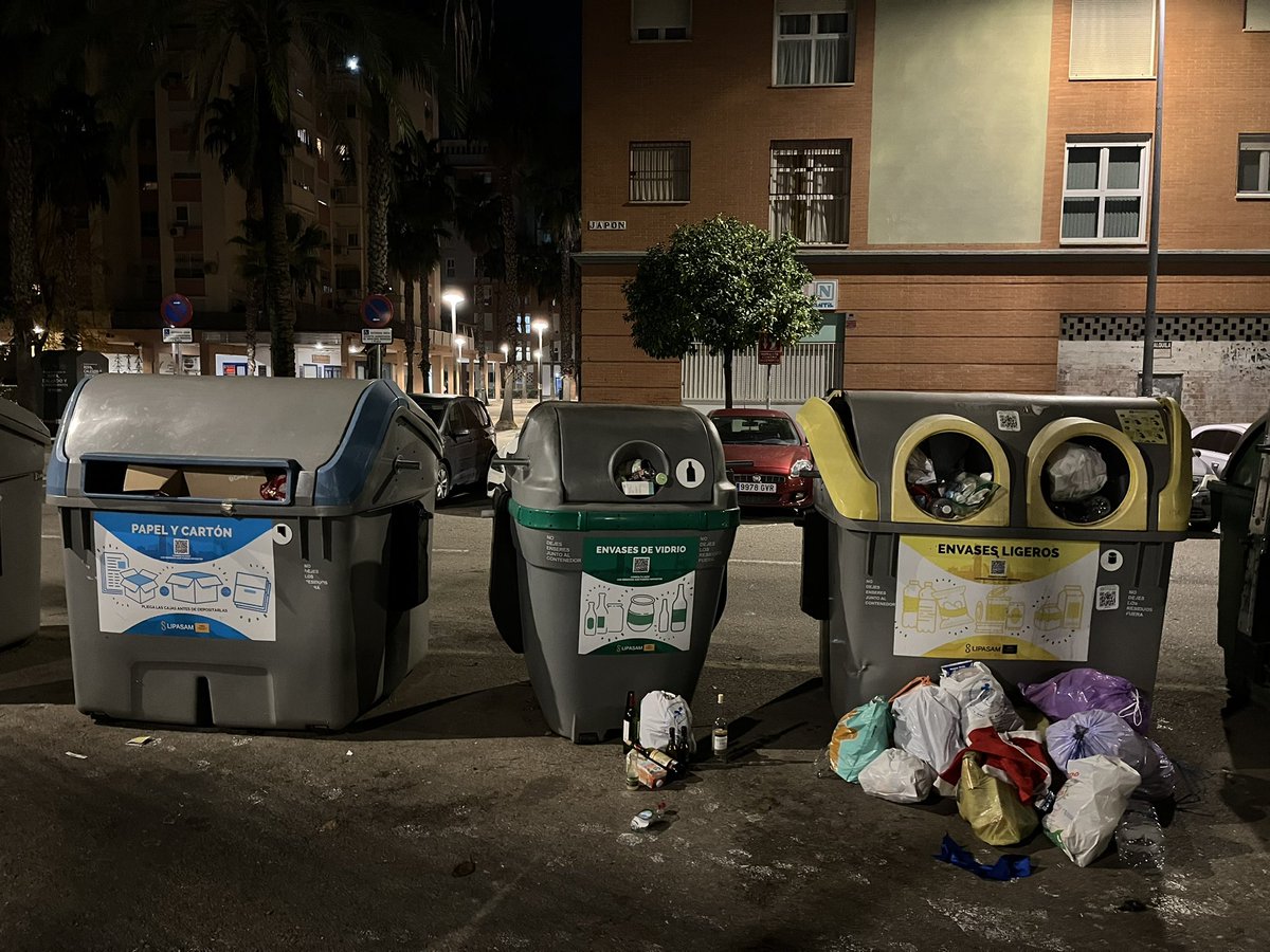 Josemariuko's tweet image. Qué novedad!! Los contenedores de reciclaje en calle Japón a rebosar, por ende, depositamos la basura en la calle, generando impacto visual, mal olor, suciedad…
@eveliarincon @jlsanzalcalde @floresberenguer @LipasamSevilla @Sevillasucia @DtoEsteAlcTorre @OtraSevillaEste