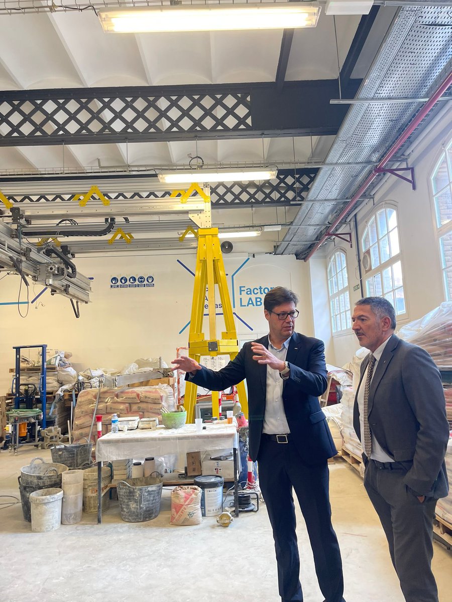 XavierRocaRamon's tweet photo. Dijous passat ens va venir a visitar a @eseiaat_upc el Conseller d’Empresa i Treball de la @gencat , el bon amic @ConsellerSamper . Va signar el llibre d’honor i va visitar diferents instal-lacions de l’Escola, així com compartir una molt bona estona. Moltes gràcies 👍👍 https://t.co/Sm8Gl3hmqL