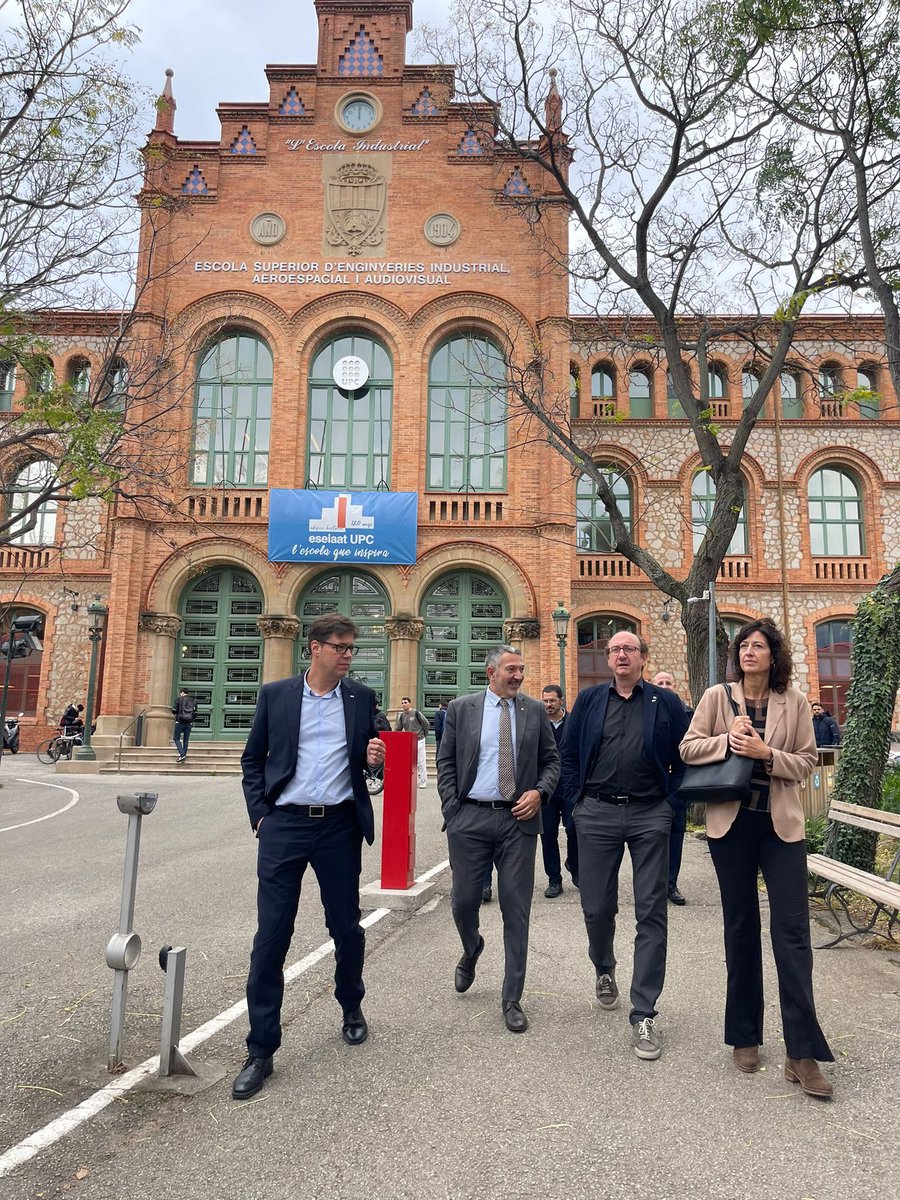 XavierRocaRamon's tweet photo. Dijous passat ens va venir a visitar a @eseiaat_upc el Conseller d’Empresa i Treball de la @gencat , el bon amic @ConsellerSamper . Va signar el llibre d’honor i va visitar diferents instal-lacions de l’Escola, així com compartir una molt bona estona. Moltes gràcies 👍👍 https://t.co/Sm8Gl3hmqL