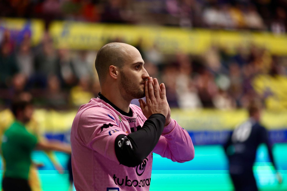 𝙊𝙝, 𝙎𝙖𝙣 𝙋𝙖𝙪 𝙂𝙪𝙞𝙩𝙖𝙧𝙩, 𝙎𝙖𝙣𝙩𝙤 𝙖𝙡 𝙦𝙪𝙚 𝙮𝙤 𝙧𝙚𝙯𝙤... 🙏

📸 <a href="/soy_arcalle/">© arcalle</a>