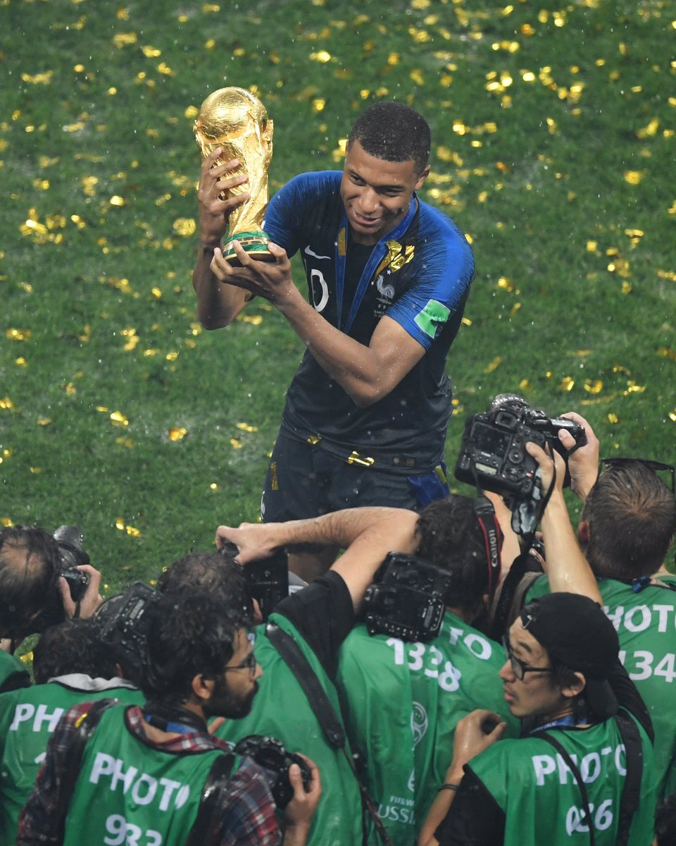 Imbictoz's tweet photo. @arielipillo @SoyFan10 No te confundas, M’Bappé y Messi si saben cuánto pesa la más importante https://t.co/mcFLikC4Kq