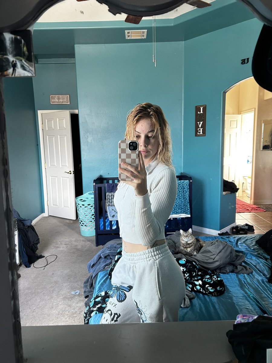 satansfae's tweet photo. She looks at me like she loves me or something 🥹🫶🏻 https://t.co/JvCukhTlKr