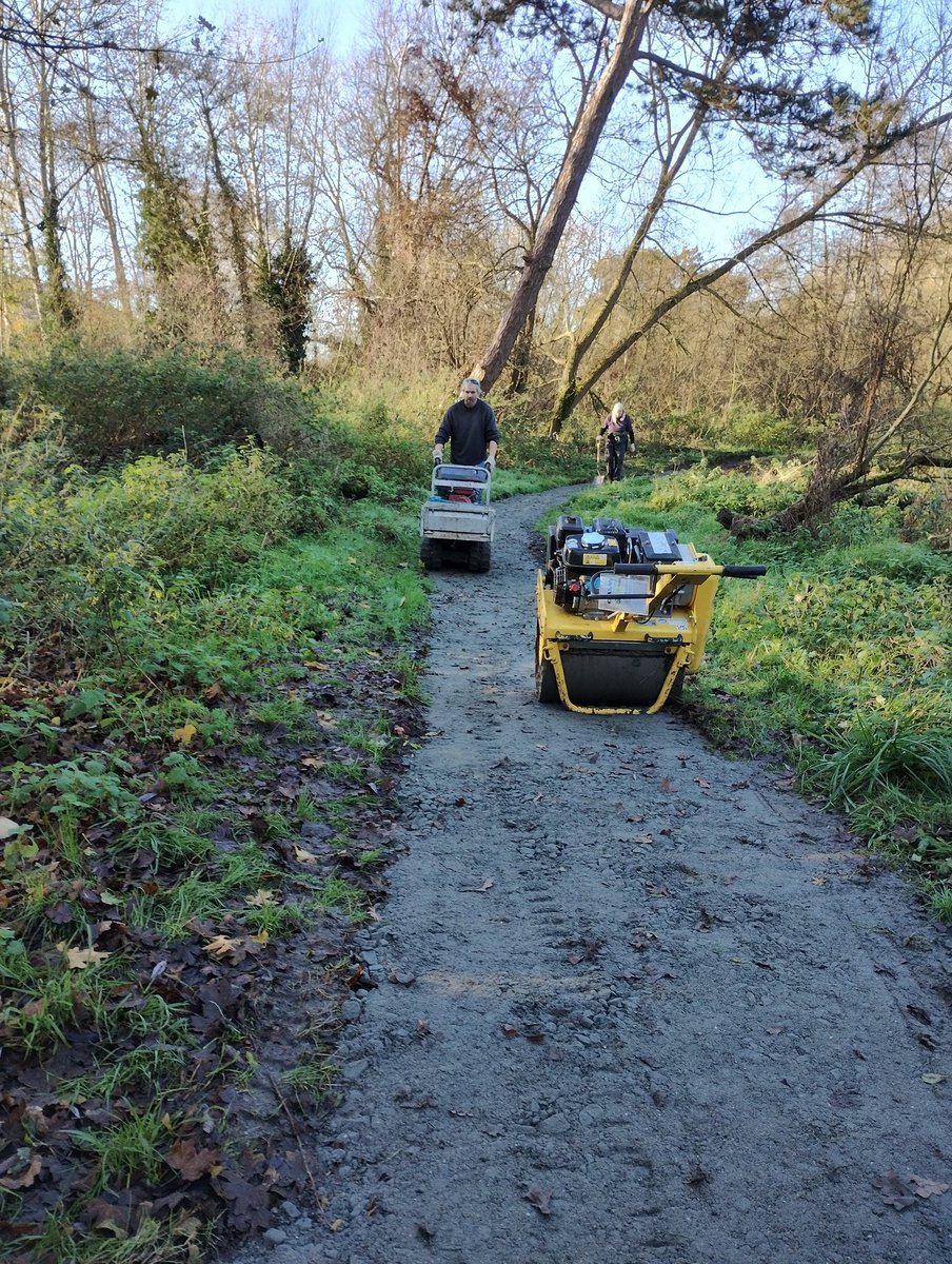 GreenwaysProj's tweet image. The newly surfaced path between Bourne Park and Bobbits Lane progressing well thanks to our wonderful volunteers! Around 70 tonnes of stone barrowed up to 500m!! Thanks to funding from @suffolkcc . Lots more improvements coming. @IpswichGov @BaberghSuffolk #volunteers #pathwork