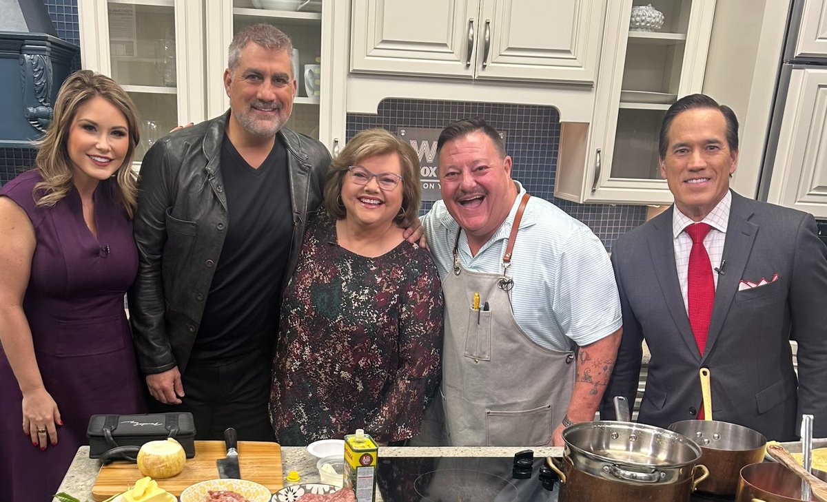 TaylorHicks's tweet photo. Great seeing everyone at @WBRCnews @WBRCgoodday! https://t.co/aTlm0eEugY