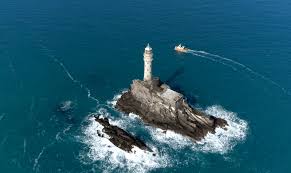 FarosLos's tweet photo. 27 de noviembre de 1881 un vendaval destruye la cúpula de la torre de “Fastnet Rock”, inutilizando la linterna. El faro se encuentra en -Fasnet Rock- un islote de arcilla y pizarra, océano Atlántico, condado de Cork, provincia de Munster (Irlanda). #FastnetLighthouse https://t.co/0sYONsUByC
