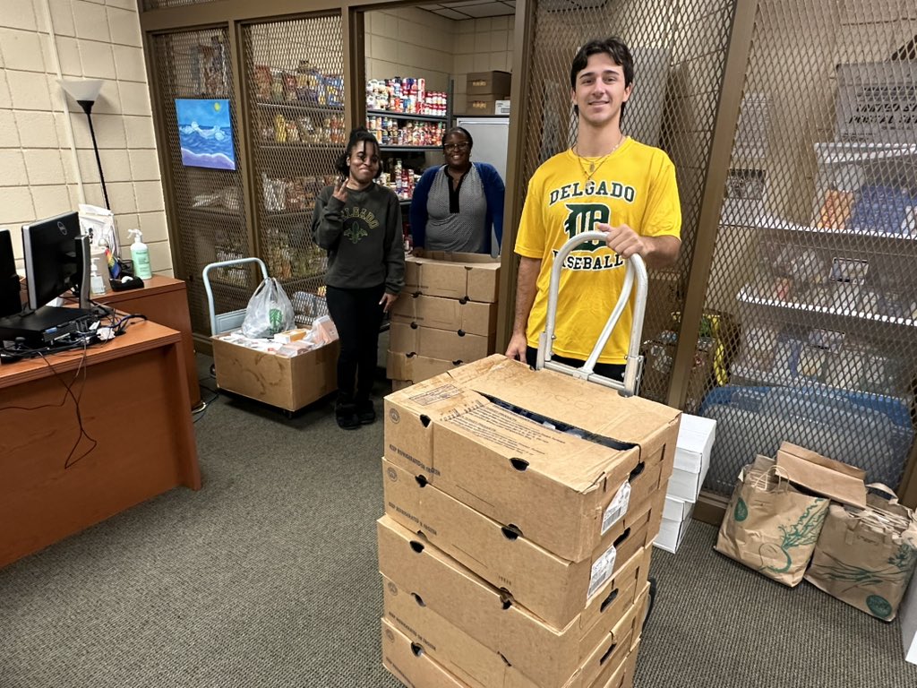 Another successful Finsgiving turkey drive thanks to our friends at PepperSource and The Morse Family! Together, our baseball team distributed turkeys to more than 150 local families, including two local churches and our campus food pantry. Happy Thanksgiving! 🦃🐬