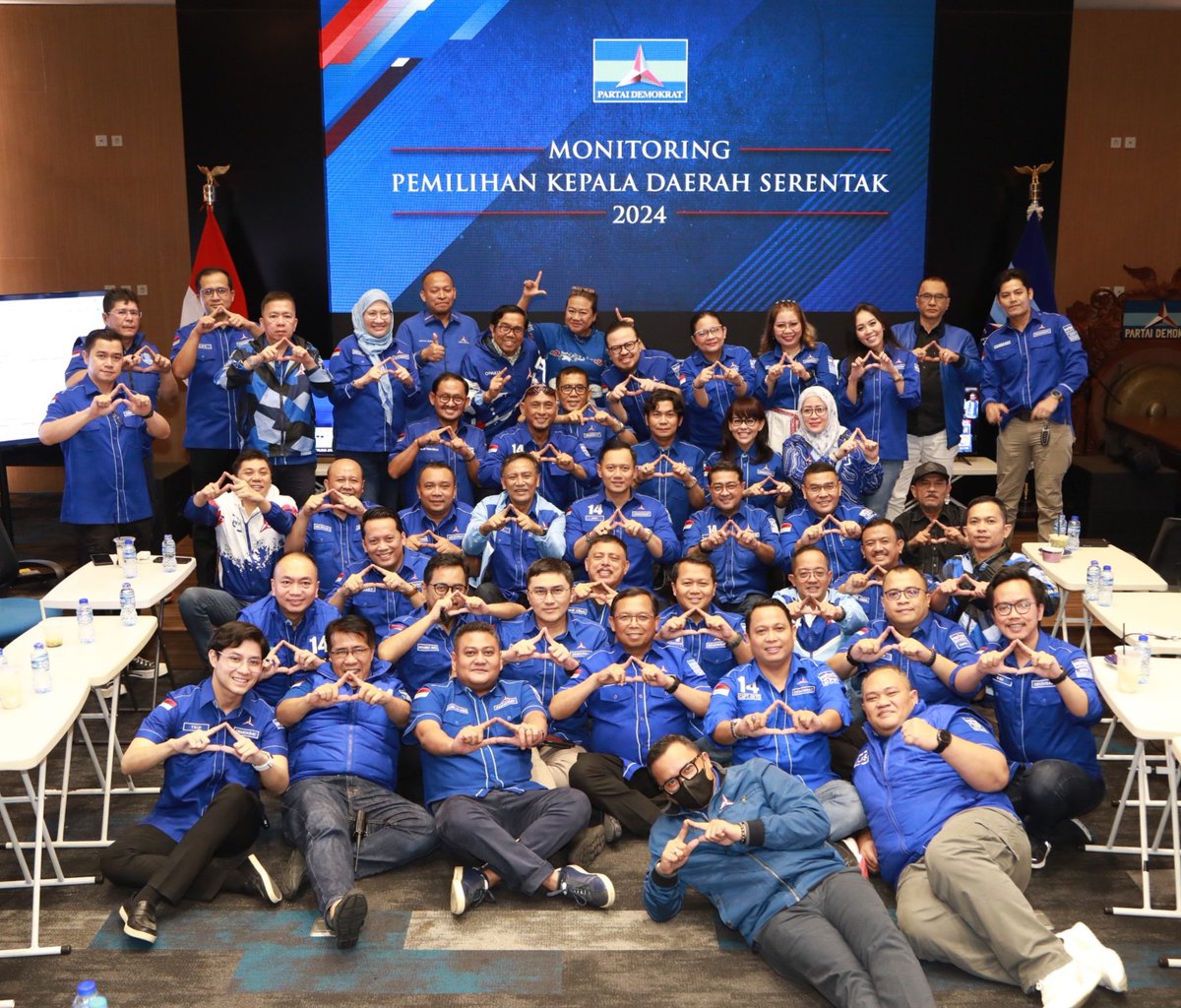 panca66's tweet photo. Monitoring Pilkada Serentak 27 Nov 2024 bareng ketum @AgusYudhoyono, Sekjen @teukuriefky_1, wasekjen @OssyDermawan di aula Yudhoyono DPP Demokrat. Koalisi PD lumayan banyak menang pilkada kali ini. Di pilgub Jawa menang di Jatim, Jateng, Jabar, Banten dan 2 putaran di Jakarta https://t.co/KVHNz3Iv4z