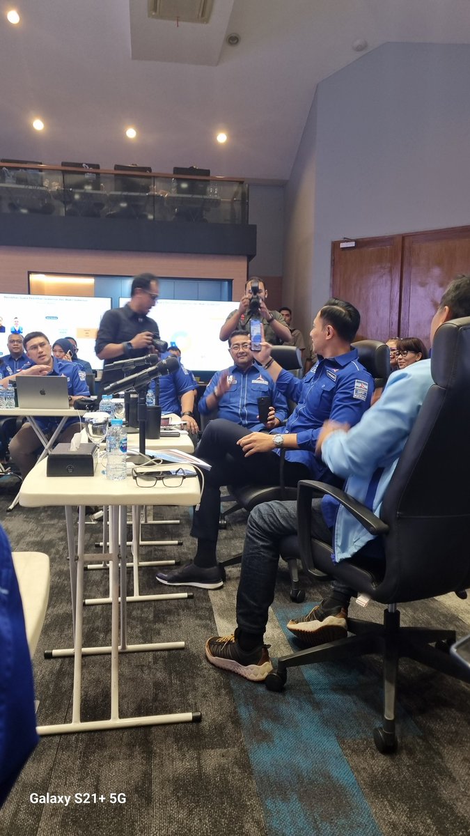 panca66's tweet photo. Monitoring Pilkada Serentak 27 Nov 2024 bareng ketum @AgusYudhoyono, Sekjen @teukuriefky_1, wasekjen @OssyDermawan di aula Yudhoyono DPP Demokrat. Koalisi PD lumayan banyak menang pilkada kali ini. Di pilgub Jawa menang di Jatim, Jateng, Jabar, Banten dan 2 putaran di Jakarta https://t.co/KVHNz3Iv4z