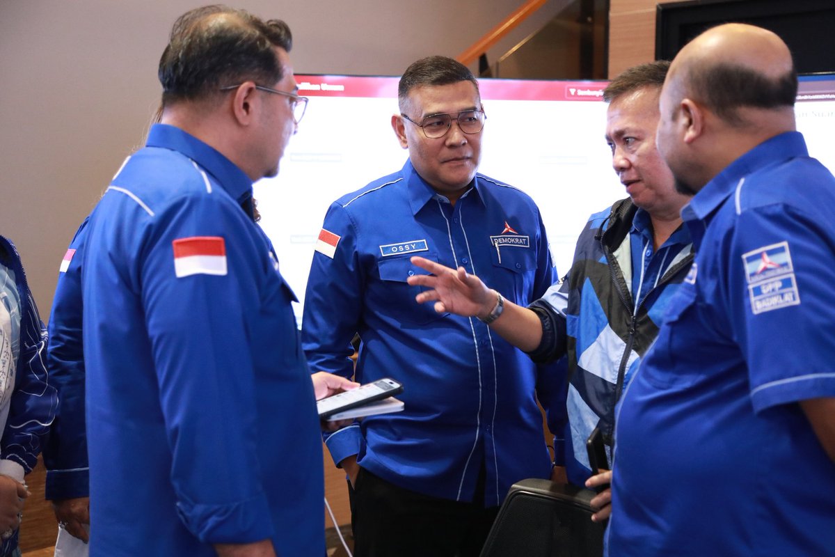 panca66's tweet photo. Monitoring Pilkada Serentak 27 Nov 2024 bareng ketum @AgusYudhoyono, Sekjen @teukuriefky_1, wasekjen @OssyDermawan di aula Yudhoyono DPP Demokrat. Koalisi PD lumayan banyak menang pilkada kali ini. Di pilgub Jawa menang di Jatim, Jateng, Jabar, Banten dan 2 putaran di Jakarta https://t.co/KVHNz3Iv4z