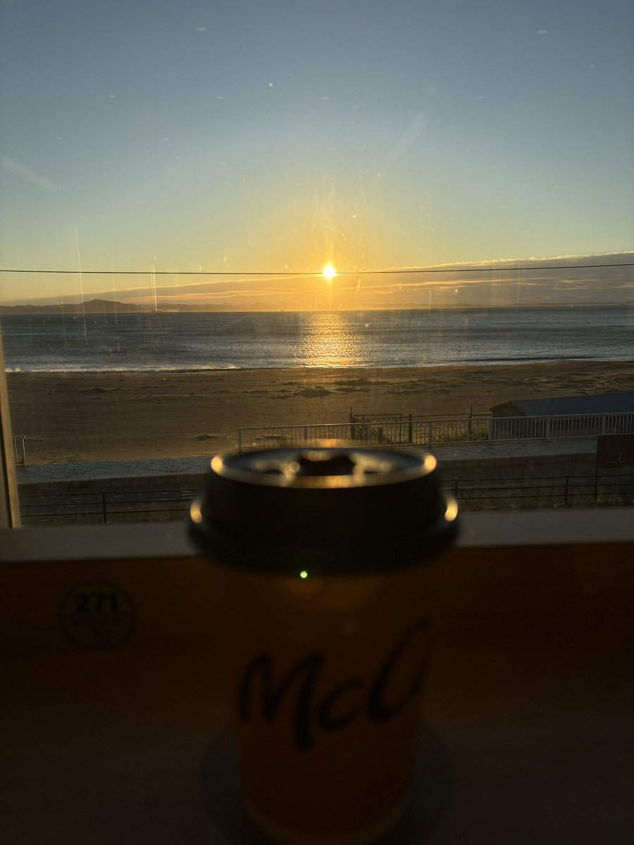 hakuna_fd's tweet photo. 朝マックしながら日の出見る🌅 https://t.co/GiaE7MNKRx