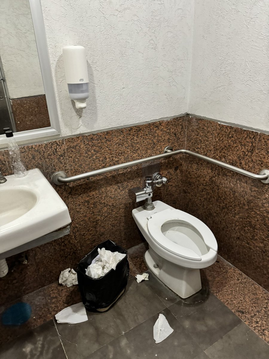 EdgarBecerrilG's tweet photo. @AeropuertoInte6 además de que no actualizan la información de los vuelos, aquí los baños. Es increíble. Peor que los baños públicos. https://t.co/bHzvxbCwuW