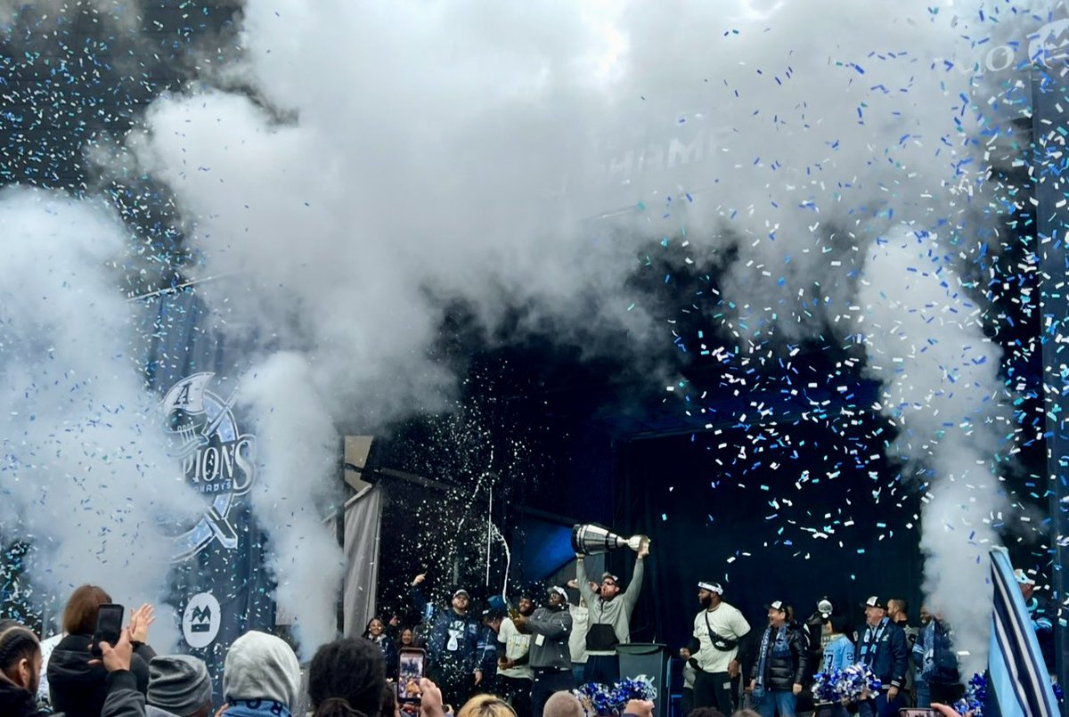 ArgosAdmirals's tweet image. PHOTO CHALLENGE 📸: let’s go down memory lane… share 4 pictures of some of your favourite moments from this past @CFL season. I’ll go first 💙🩵🏈 @TorontoArgos #CFL #PullTogether #GreyCupChampions
