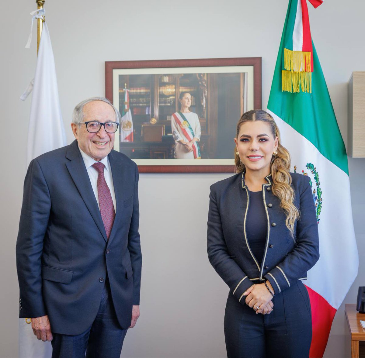 EvelynSalgadoP's tweet photo. Este miércoles estuve en la #CDMX realizando importantes gestiones en beneficio de Guerrero. Me reuní con el titular de la @SSalud_mx, David Kershenobich Stalnikowitz, para definir estrategias que fortalezcan la cobertura y calidad de los servicios de salud, especialmente en las regiones más vulnerables. 🤝🏥  (1/2)
