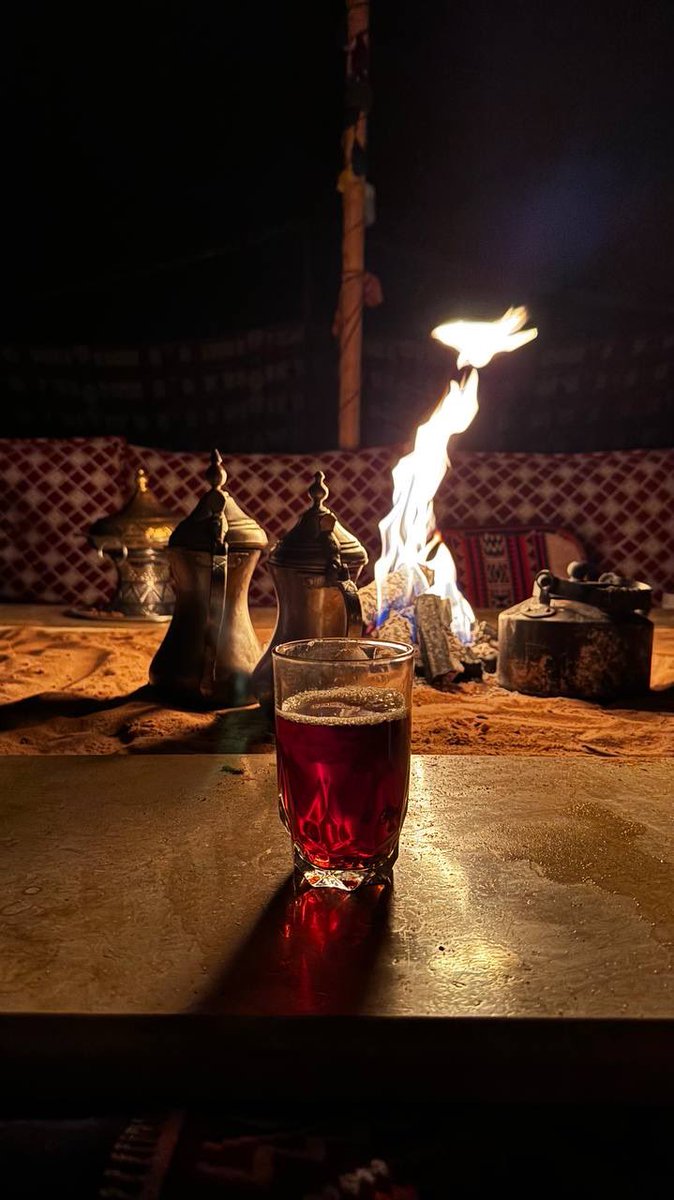 أحد أبسط المسرات هدوء اللّيل و شاي