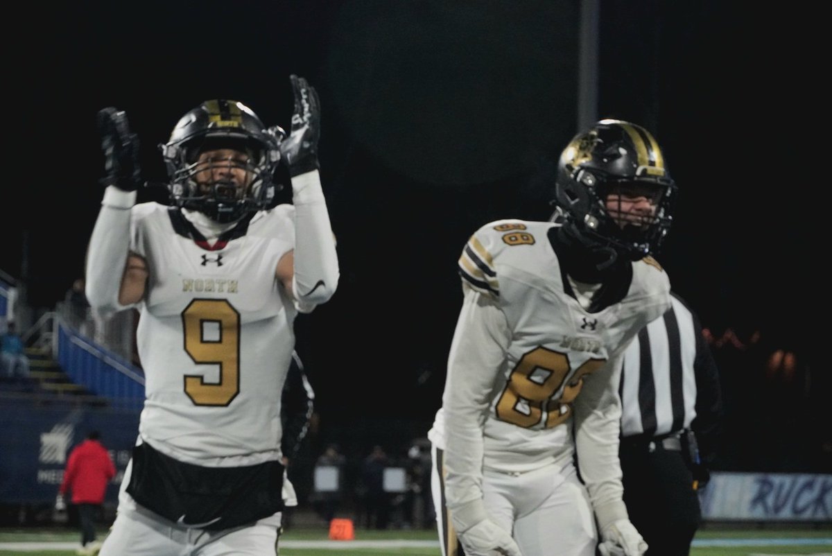 Ellis__Santoro's tweet photo. North Kingstown leads South Kingstown 6-0 right now after a 72 yard pass from Jack Diano to A.J. Parry with 10:15 left in the first quarter. PAT was missed.

Skippers have won seven straight in the Thanksgiving rivalry series against the Rebels. https://t.co/jTa07gaHCT