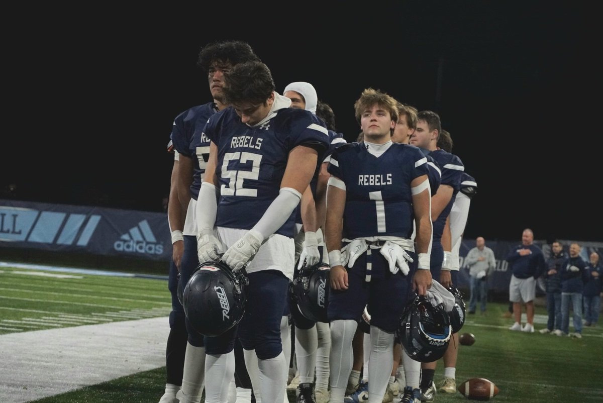 Ellis__Santoro's tweet photo. North Kingstown leads South Kingstown 6-0 right now after a 72 yard pass from Jack Diano to A.J. Parry with 10:15 left in the first quarter. PAT was missed.

Skippers have won seven straight in the Thanksgiving rivalry series against the Rebels. https://t.co/jTa07gaHCT