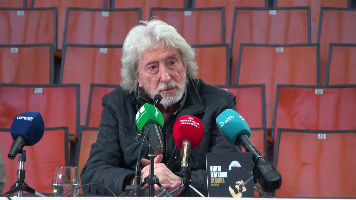 Imanol_Pradales's tweet image. 🎶 Uno de los grandes referentes musicales de nuestra música, @LertxundiBenito, ha anunciado hoy su retirada de los escenarios. Con más de 60 años de trayectoria a sus espaldas, su música ha sido fiel reflejo de nuestra historia e identidad. 

👏 Eskerrik asko Benito euskal…