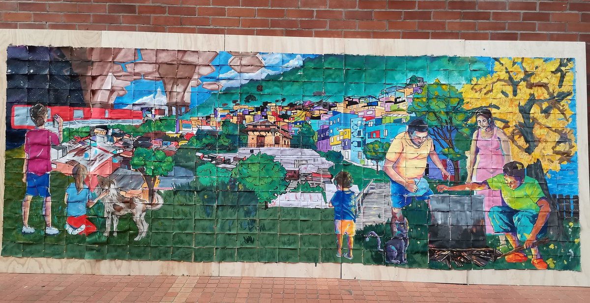 LINABETANCURMED's tweet photo. Estudiantes del taller de Pintura Experimental a cargo del docente Rodrigo Díaz del Departamento de Artes Visuales de la UdeA, crean el mural “20 años llenando de color a Medellín”, intervención de 400 postales con motivo de los 20 años de la Red de Artes Plásticas de Medellín. https://t.co/BgsCp243FQ