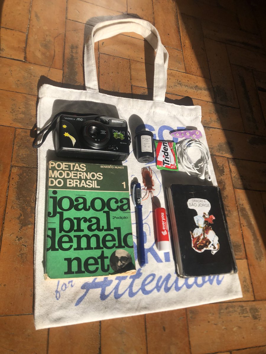 vividluu's tweet photo. tudo que o lu carrega na bolsa https://t.co/wgfIk1E43M