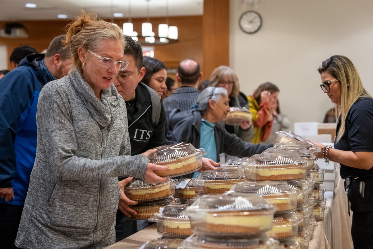 Harvard_Law's tweet photo. Harvard Law School staff and faculty gathered to write notes of thanks to their colleagues this week over festive pies and sips of hot cocoa. https://t.co/XayH0c4EC4