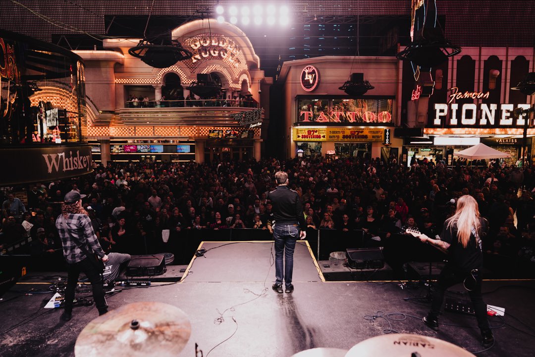 MrBombasstic's tweet photo. Still doing my favorite thing in my favorite city! #NeonCityFest2024 #AdelitasWay #Vegas #FremontStreet #11YearsWithAW https://t.co/4pK6E0olRW