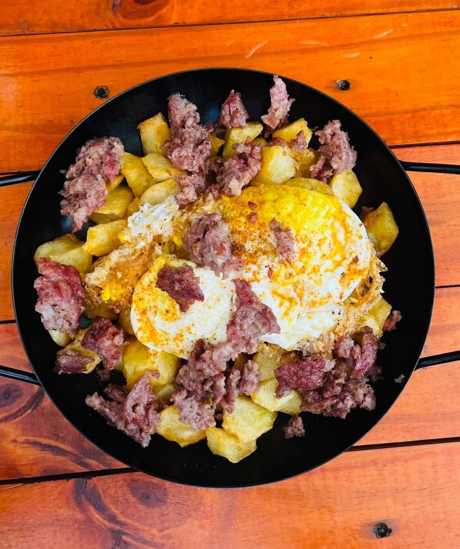 nicolasmaggi87's tweet photo. El tapeo ideal: PAPAS FRITAS, HUEVO FRITO y SALCHICHA PARILLERA. El plato se llama Huevos Rotos. Las papas cortadas en dados con doble cocción (hervida y frita) y la salchicha primero la saltean y después final en horno. Como un salchichapapa premium. INCREÍBLE.
