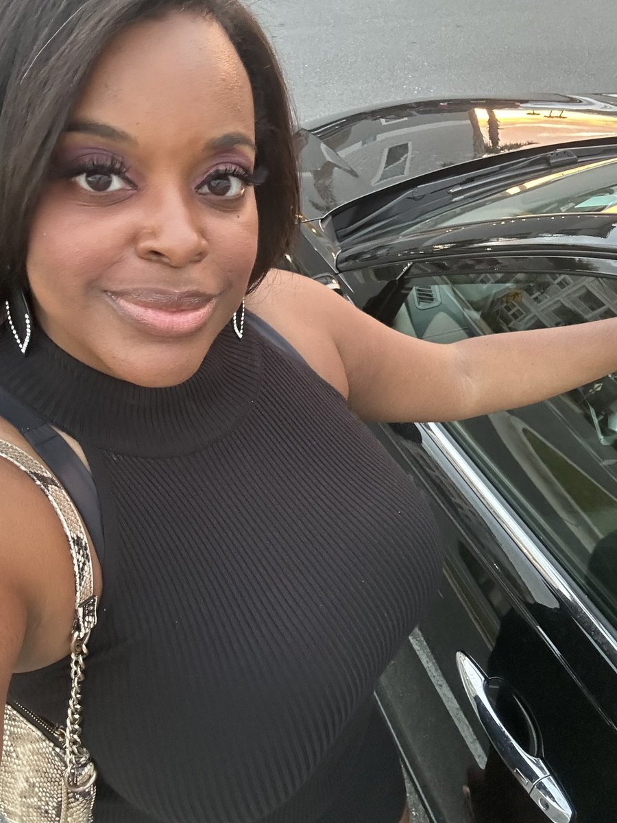 pariscarerra's tweet photo. How’s everyone’s Thanksgiving week going? Excellent I hope! Every year I share 5 things I’m grateful for. And today it’s 75 degrees and palm trees! ☀️ https://t.co/29qt4HOCNn