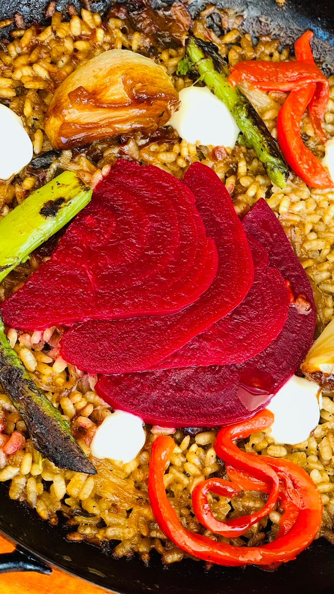 nicolasmaggi87's tweet photo. El arroz vegetariano, muy rico también, es un carnaroli con espárragos salteados, remolacha encurtida, alioli y cebolla cocción larga sumergida en aceite, manteca, tomillo y ajo. Tapada, hasta que se evapora el líquido y después dorada. Mágico. $8.800 https://t.co/ZbiiAYzsva