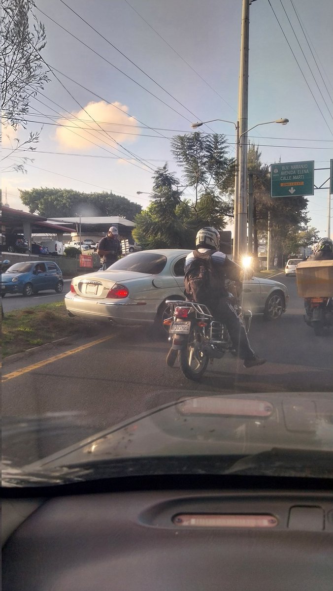 romendy's tweet photo. Choque en periférico después de puente de Walmart dirección al Norte.   Automóvil bloquea carril ðe la izquierda.  @amilcarmontejo @vichoguate #TraficoGT https://t.co/mDd0JlJhif