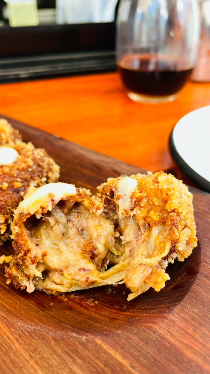 nicolasmaggi87's tweet photo. Croqueta de cocido: es un guiso catalan que tiene chorizo, morcilla, falda, osobuco y panceta. Es una cocina herencia de la guerra. Con el caldo de cocido se hace el arroz, y con lo sólido la croqueta. Vienen 4 con alioli y sale $5.500. (Los huevos rotos de arriba están $8.800) https://t.co/OcuvOfeeo9