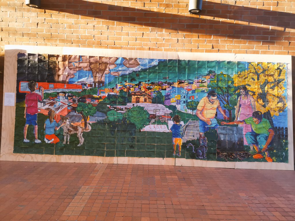 LINABETANCURMED's tweet photo. Gracias a Rodrigo Díaz, Valeria Barrios, Joel Hernández, Juan Galeano, Mónica Agudelo, Vanesa Rentería y Valentina por el mural "20 años llenando de color a Medellín", esta intervención representa un abrazo de energía para la Red de Prácticas Artísticas y Culturales de Medellín. https://t.co/NltEFFxAzZ