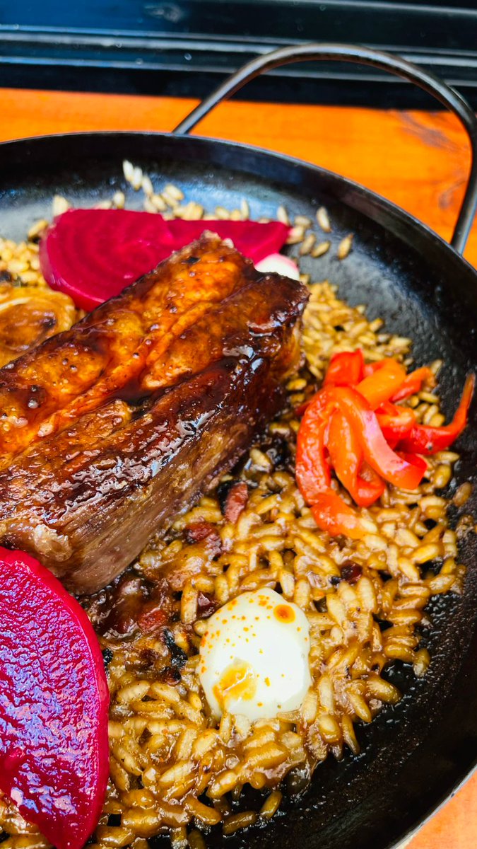 nicolasmaggi87's tweet photo. Arroz serrano. Otro plato que es COSA SERIA. Lleva panceta fresca (el corte, no el fiambre) con tres cocciones durante seis horas. Primero se blanquea en agua para limpiarla, después va al horno con caldo y vegetales. Al final se fríe y se saltea con salsa de soja y jengibre. https://t.co/5szpff0fCg