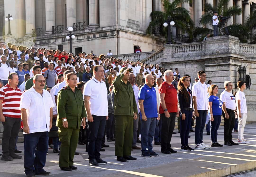 🇨🇺| A la Universidad de La Habana llegó en la tarde de este 27 de noviembre el Presidente <a href="/DiazCanelB/">Miguel Díaz-Canel Bermúdez</a> para encabezar la tradicional marcha hasta la explanada de la Punta, como homenaje a los 8 estudiantes de Medicina, fusilados vilmente por el colonialismo español, hace 153 años.