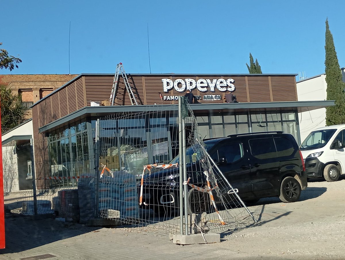 Un <a href="/Popeyes/">Popeyes</a> , es lo que van a poner en la antigua gasolinera que había junto a la estación de autobuses. Vaya competencia con el McDonals. ¿Que os parece?