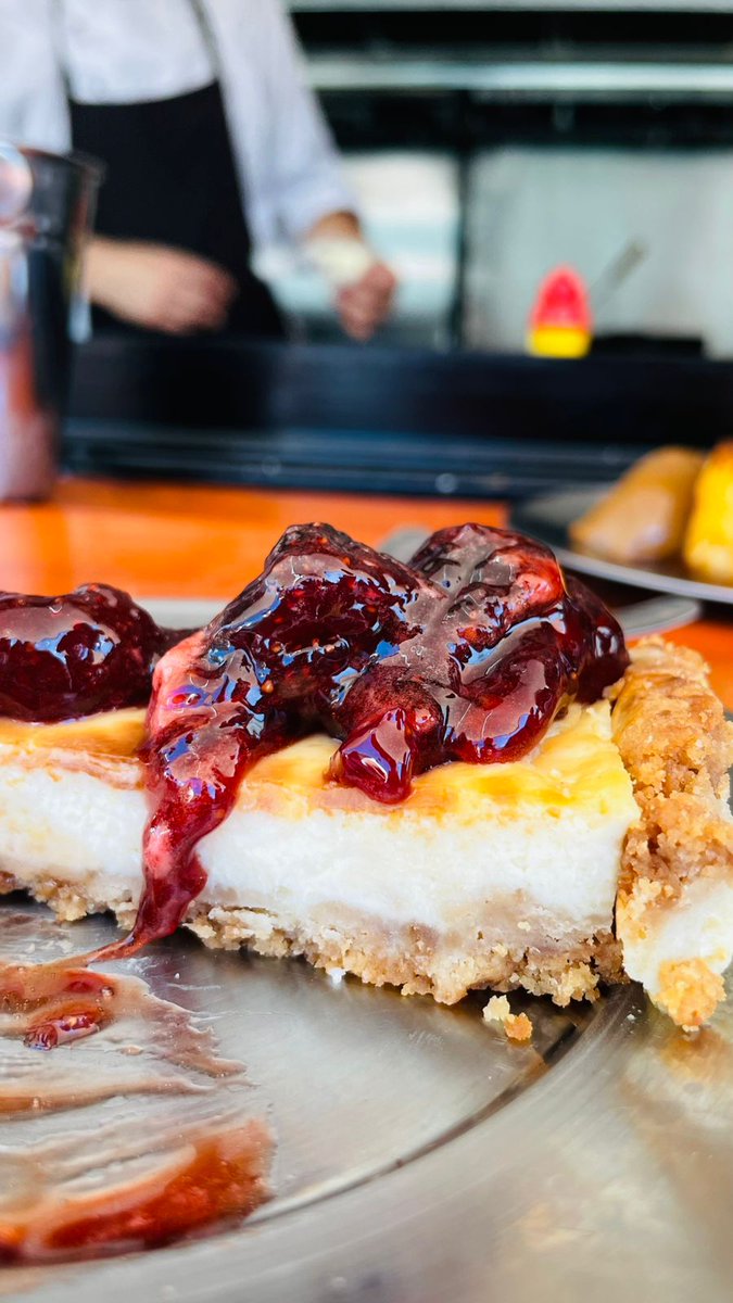 nicolasmaggi87's tweet photo. 2. Tarta de queso catalana. Mermelada de frutillas casera. Tiene un poquito de queso roquefort mezclado con el queso crema y el contraste dulce/salado es hermoso. Es al horno. MUY BUENA. $6.380 https://t.co/Hhh81Jrx9x