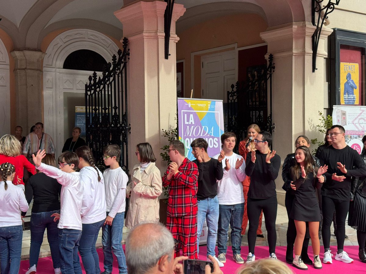 miriamperezalba's tweet photo. 👗#LaModaQueNosUne ha sido el lema elegido por @politsocialmur para el desfile de moda y complementos en el que hoy han participado, con mucha ilusión, medio centenar de personas con discapacidad 👘
¡Gracias por hacer este sueño realidad!💫
#CAPAZes
🔗 https://t.co/jsarjvwcqf https://t.co/B0TzHVrEXw