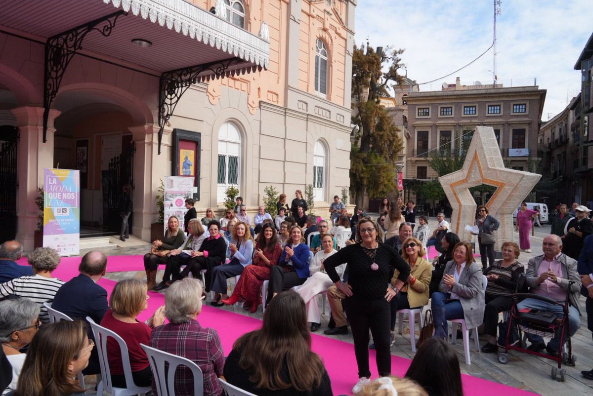 miriamperezalba's tweet photo. 👗#LaModaQueNosUne ha sido el lema elegido por @politsocialmur para el desfile de moda y complementos en el que hoy han participado, con mucha ilusión, medio centenar de personas con discapacidad 👘
¡Gracias por hacer este sueño realidad!💫
#CAPAZes
🔗 https://t.co/jsarjvwcqf https://t.co/B0TzHVrEXw