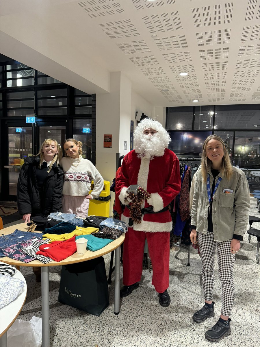 Thanks to all stall holders and pupil/staff helpers who made our 2nd annual Jingle Sale such a special night! Live music, Xmas songs, yummy treats, hot festive drinks &amp; some fantastic vendors! Lots of sustainable crafts &amp; pre loved items keeping it green ♻️ Thanks for coming 🤍