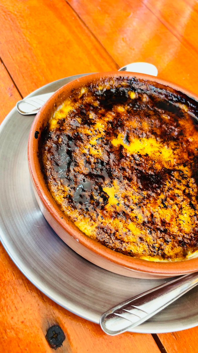 4. Crema catalana. Ralladura de limón y naranja. Rica. $5.500