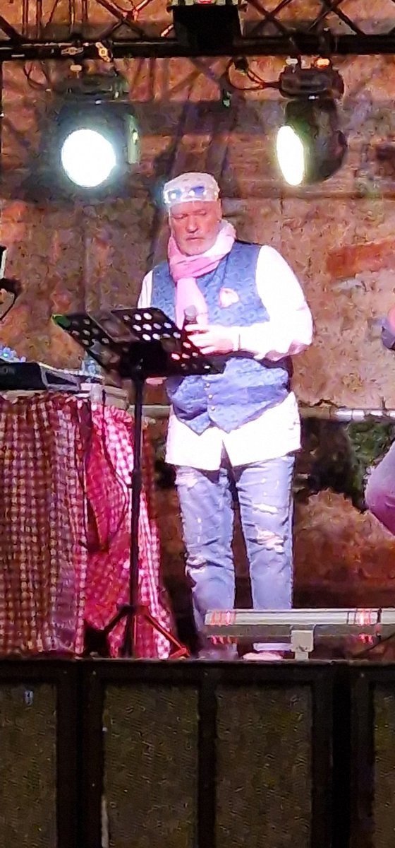 ClaireHunneybun's tweet photo. I'm all about wearing what you want but what is going on here at Winterwonderland. What a mix of styles. Thoughts William? @williamhanson @sextedmyboss @jordannorth1 https://t.co/EKG8Dkvr3I