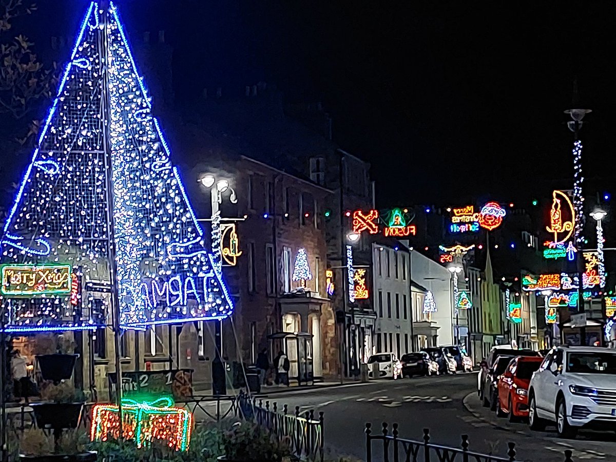 allanbw2's tweet image. I always enjoy Christmas lights of #Dunbar at this time of the year. The individual components are put together with loving care and form a very random display, without any apparent masterplan to impose order onto creativity.