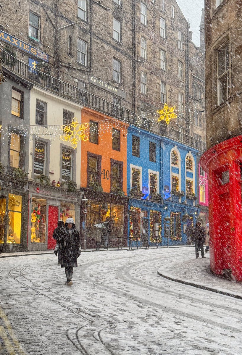 DailyHaiku575's tweet photo. Colours softly glow,
Edinburgh street in the snow,
Dreamlike whispers flow.

#DailyHaiku ❄️ https://t.co/J7OWt6QDvs