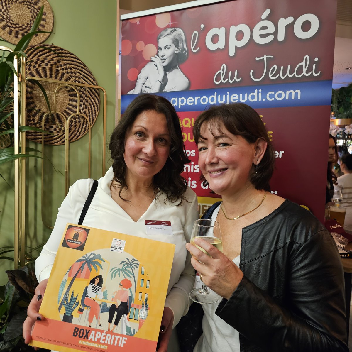 C'était les 19 ans de <a href="/aperodujeudi/">L'Apéro du Jeudi</a>  il y a 15 jours et les cadeaux, c'était nous 🎁🥳⭐
🎁 Des petits cadeaux insolites offerts aux apéroclubbers et notre coeur géant (dispo sur la boutique) qui a fait sensation pendant la soirée !