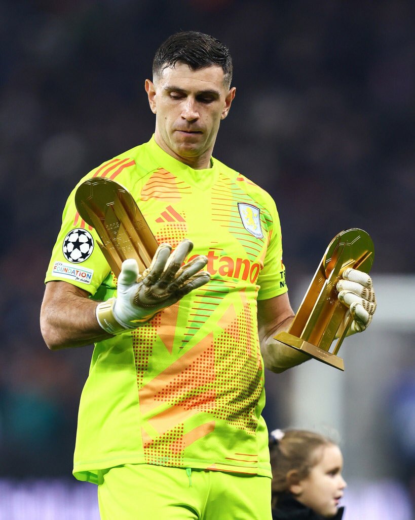FabrizioRomano's tweet photo. 🟣🔵🇦🇷 Dibu Martínez has 4 clean sheets in 5 Champions League games this season. https://t.co/f3dEj85k0T